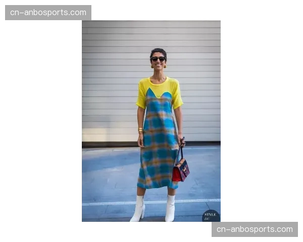 复古比赛日球员身着经典设计球衣，裁判穿1994世界杯风格制服